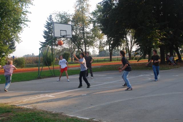 10kosarka pred vecerjo.jpg - ...in malo košarke